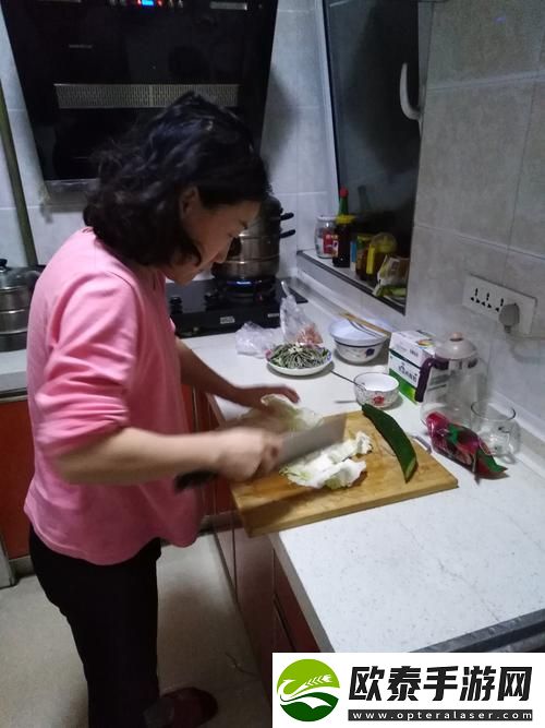 温馨满满中午妈妈在厨房做饭