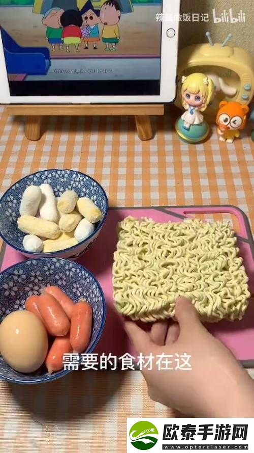 可爱的小洞想吃美味的火腿肠并想喝上热牛奶