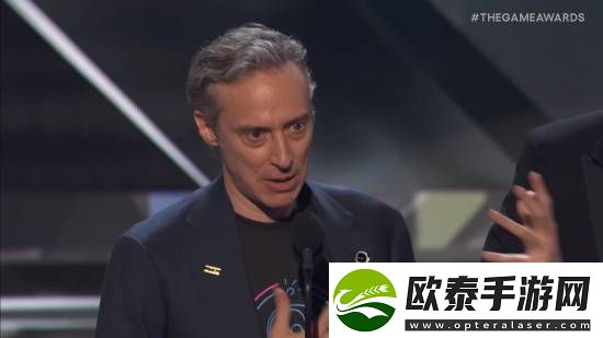 机器人获奖感言向老任致敬遭讥讽