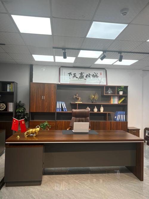 老板桌在办公室里应该怎么放