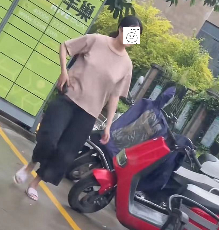 真空下楼取快递被C