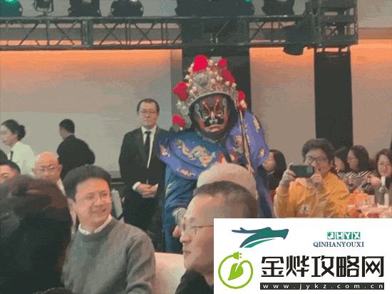 黄仁勋现身北京看川剧变脸