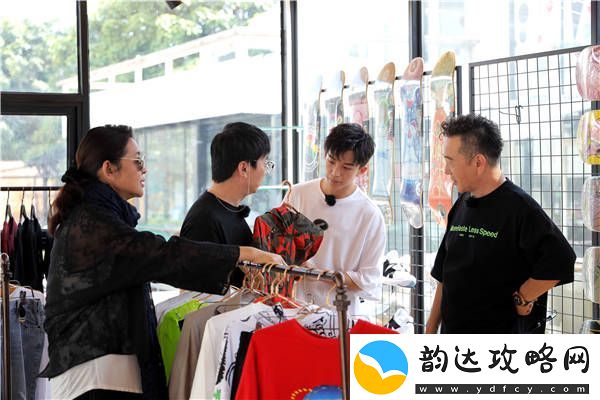 花样新世界倪萍黄子弘凡体验潮人换装短视频