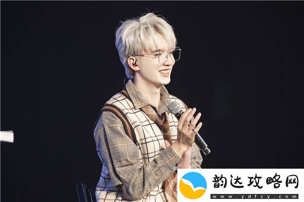 谷蓝帝撕漫银发造型亮相生日会