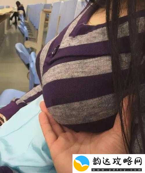 美女脱内衣露出奶头