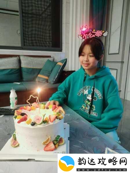 14岁女孩迈开腿拔萝卜