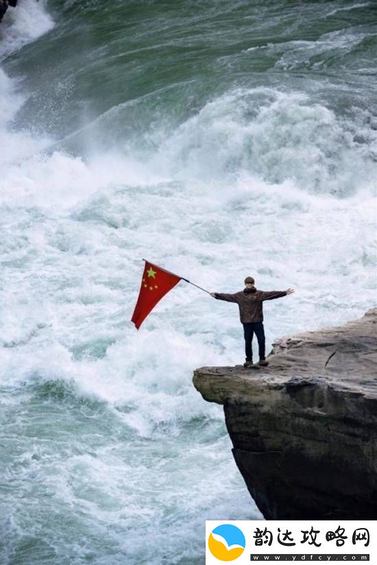 景区回应李现在虎跳峡举国旗