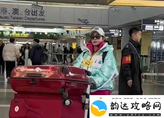 74岁刘晓庆现身机场