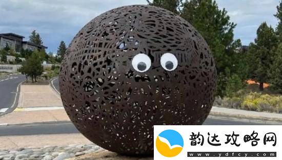 美国一城多个雕塑惊现“神秘瞪眼”