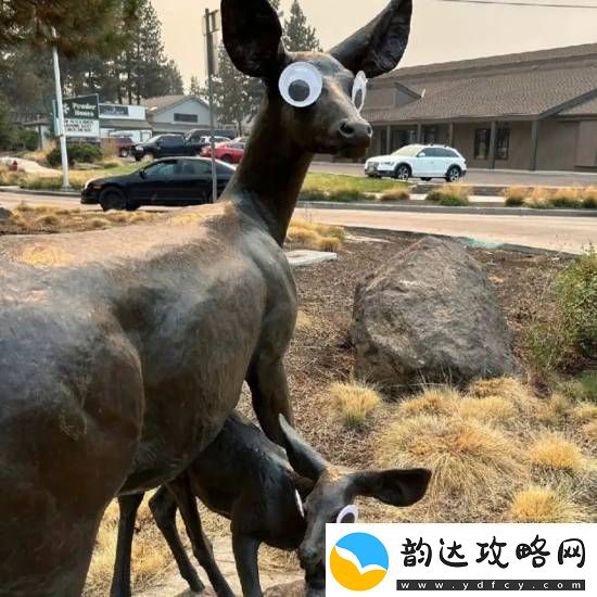 美国一城多个雕塑惊现“神秘瞪眼”