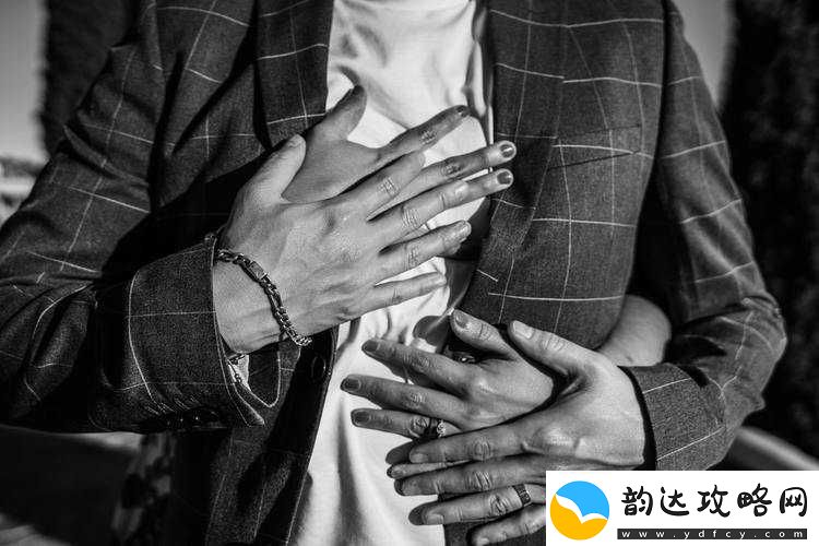 从背后拥抱她手放在她的胸口