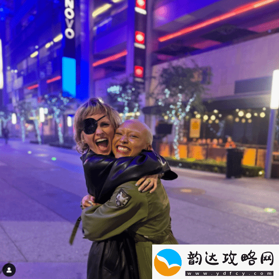 尼尔晒顽皮狗新作演员相拥合影