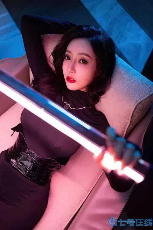 女儿的小戾一开一合的温暖与叛逆交织的成长故事