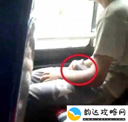 中文字幕传媒孟若羽苏语棠大巴车